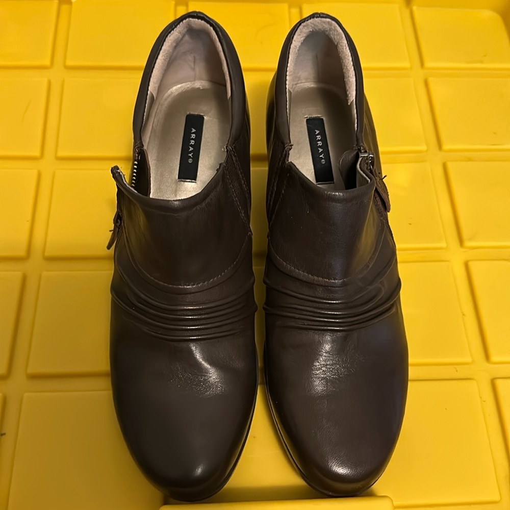 Like new size 9 brown boots with zipper